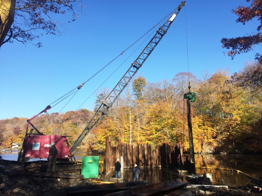 During construction a steel sheet pile cofferdam was installed to isolate the boat ramp from rising water.